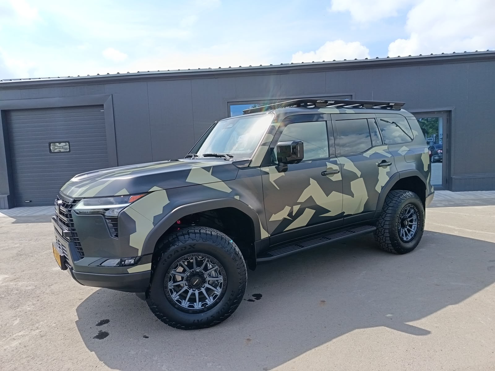 Lexus GX550 в камуфляже с подвеской STR