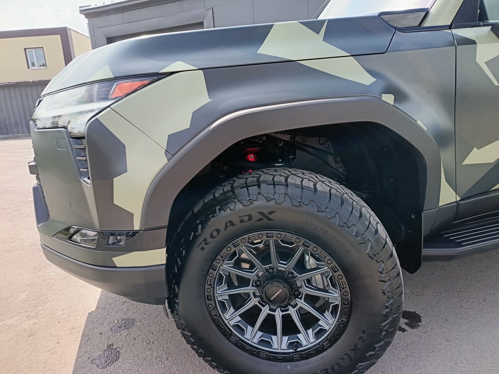 Колесо Lexus GX550 и красная стойка STR в арке