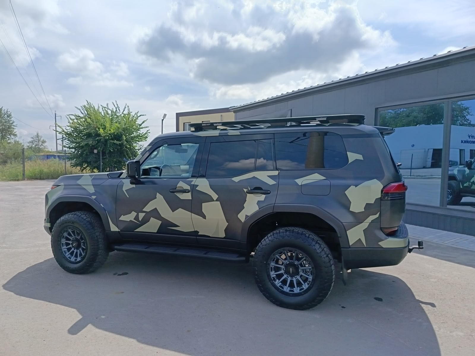 Вид сбоку Lexus GX550 с подвеской STR SK8000