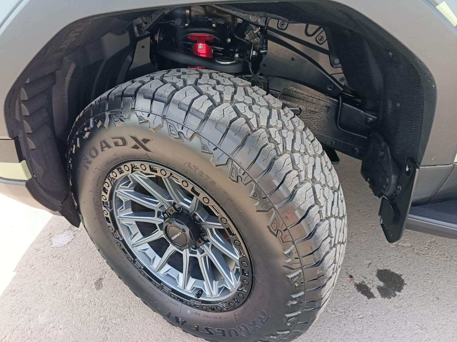 Красная стойка STR в колесной арке Lexus GX550