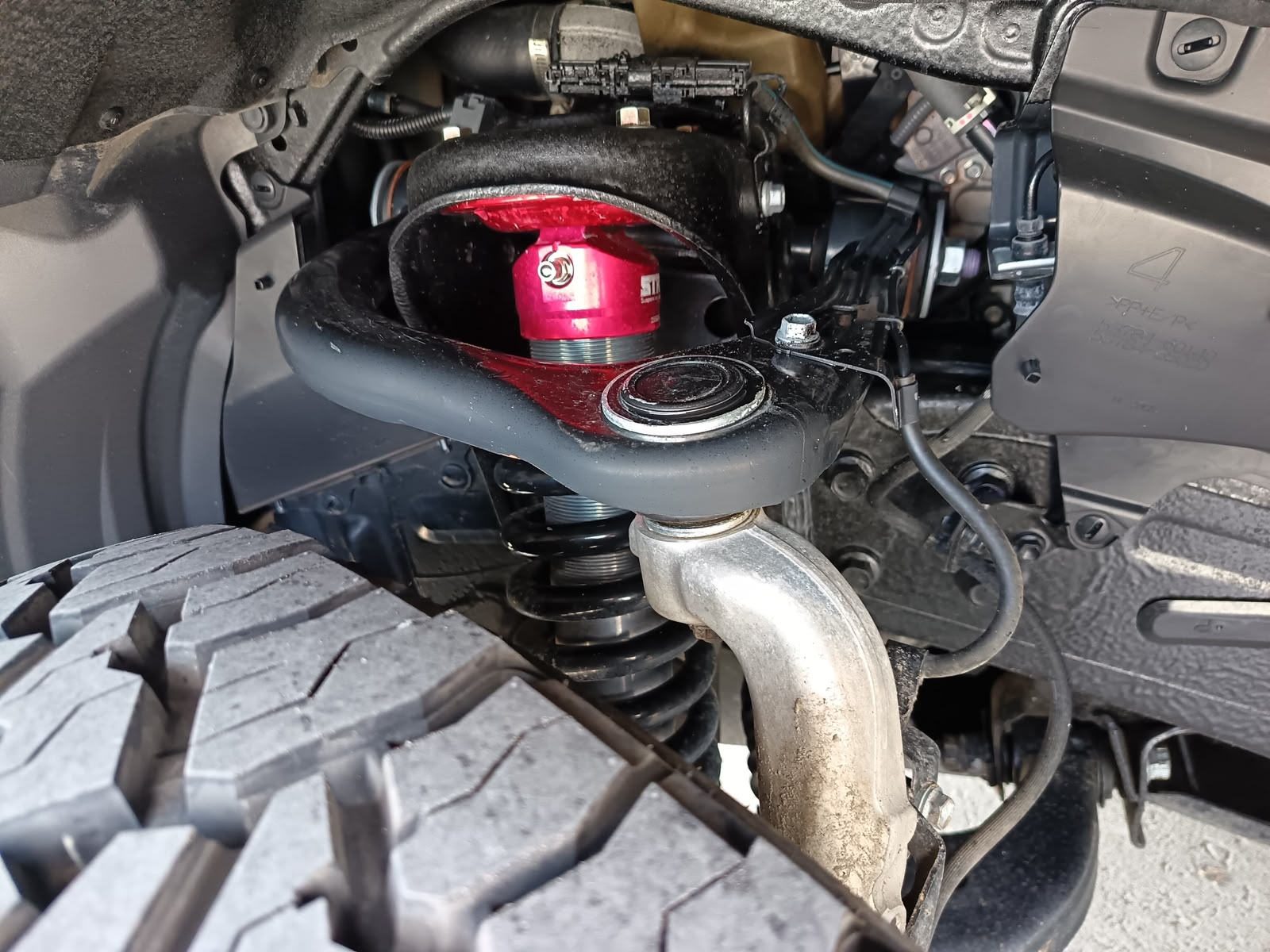 Верхнее крепление стойки STR в арке Lexus GX550